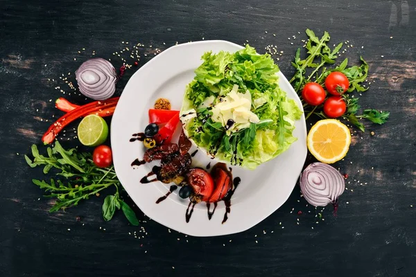 Domates Roka Füme Domates Salatası Ahşap Bir Arka Plan Üzerinde — Stok fotoğraf