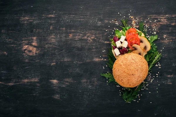 Burger Σάντουιτς Τυρί Φέτα Μανιτάρια Και Μαρούλι Φύλλα Ένα Ξύλινο — Φωτογραφία Αρχείου