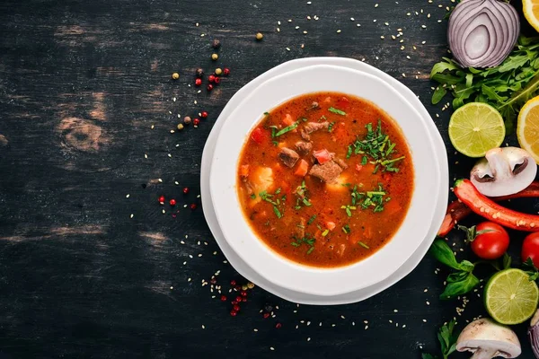 Sopa Com Tomate Vaca Legumes Frescos Fundo Madeira Vista Superior — Fotografia de Stock