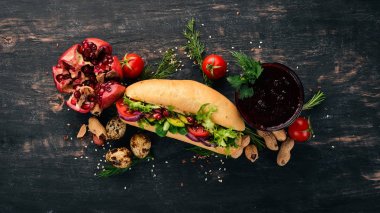 Kahvaltı. Pancar suyu ve avokado burger ve sebze. Ahşap bir arka plan üzerinde. Üstten Görünüm. Kopya alanı.