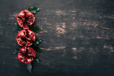 Taze nar. Siyah ahşap arka plan üzerinde. Üstten Görünüm. Kopya alanı.