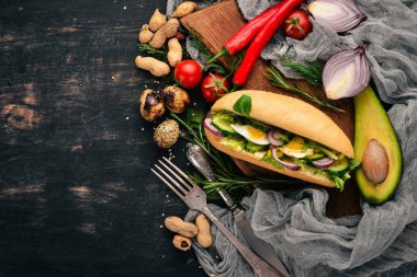 Hamburger, sandviç Bıldırcın yumurta, salatalık ve Mısır ile. Ahşap bir arka plan üzerinde. Üstten Görünüm. Kopya alanı.