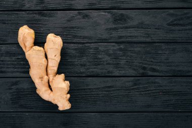 Taze zencefil ahşap arka plan üzerinde. Üstten Görünüm. Kopya alanı.