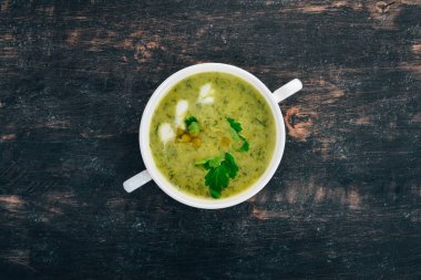 Brokoli ve bezelye ve bir kase sebze çorbası. Sağlıklı gıda. Siyah ahşap arka plan üzerinde. Üstten Görünüm. Metniniz için kopya alanı.