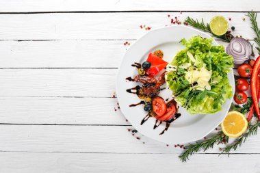 Domates, roka ve füme domates salatası. Ahşap bir arka plan üzerinde. Üstten Görünüm. Kopya alanı.