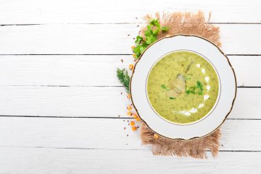 Brokoli ve bezelye ve bir kase sebze çorbası. Sağlıklı gıda. Beyaz ahşap zemin üzerinde. Üstten Görünüm. Metniniz için kopya alanı.