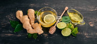 Nane, zencefil ve limon ile çay. Ahşap arka plan üzerinde sıcak bir içecek. Üstten Görünüm. Kopya alanı.