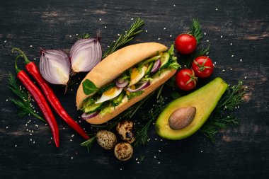 Hamburger, sandviç Bıldırcın yumurta, salatalık ve Mısır ile. Ahşap bir arka plan üzerinde. Üstten Görünüm. Kopya alanı.