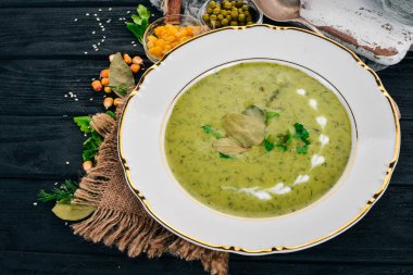 Brokoli ve bezelye ve bir kase sebze çorbası. Sağlıklı gıda. Siyah ahşap arka plan üzerinde. Üstten Görünüm. Metniniz için kopya alanı.