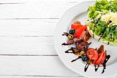 Domates, roka ve füme domates salatası. Ahşap bir arka plan üzerinde. Üstten Görünüm. Kopya alanı.