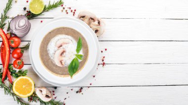 Püresi mantar çorbası. Ahşap bir arka plan üzerinde. Üstten Görünüm. Kopya alanı.