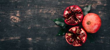 Taze nar. Siyah ahşap arka plan üzerinde. Üstten Görünüm. Kopya alanı.