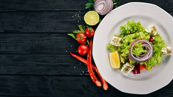 Taze Sebze Gelen Yunan Salatası Ahşap Bir Arka Plan Üzerinde — Stok fotoğraf