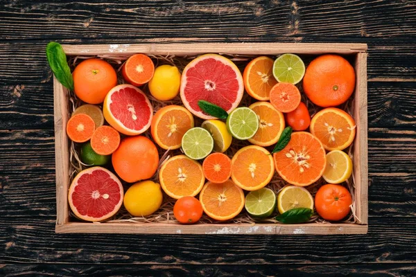 Diverse Citrusvruchten Een Houten Doos Sinaasappel Mandarijn Grapefruit Citroen Een — Stockfoto