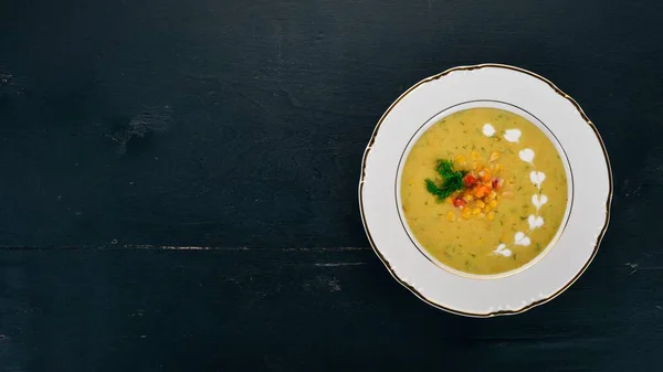 Corn soup with fresh vegetables in a bowl. Healthy food. On a black wooden background. Top view. Copy space for your text. — Stock Image Corn Soup Fresh Vegetables Bowl Healthy Food Black Wooden Background Stock Picture