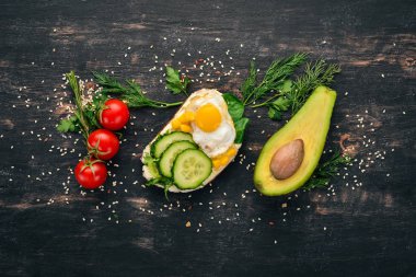 Hamburger, sandviç Bıldırcın yumurta, salatalık ve Mısır ile. Ahşap bir arka plan üzerinde. Üstten Görünüm. Kopya alanı.