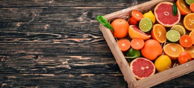 Çeşitli narenciye mezarda. Portakal, mandalina, greyfurt, limon. Ahşap bir arka plan üzerinde. Üstten Görünüm. Kopya alanı.