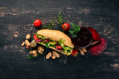 Kahvaltı. Pancar suyu ve avokado burger ve sebze. Ahşap bir arka plan üzerinde. Üstten Görünüm. Kopya alanı.