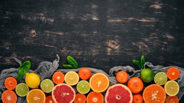 Narenciye meyve kümesi. Portakal, mandalina, greyfurt, limon. Ahşap bir arka plan üzerinde. Üstten Görünüm. Kopya alanı.