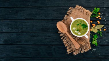 Brokoli ve bezelye ve bir kase sebze çorbası. Sağlıklı gıda. Siyah ahşap arka plan üzerinde. Üstten Görünüm. Metniniz için kopya alanı.