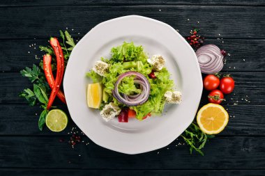 Taze sebze gelen Yunan salatası. Ahşap bir arka plan üzerinde. Üstten Görünüm. Kopya alanı.