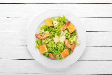 Sezar salatası tavuk ve taze sebze. Ahşap bir arka plan üzerinde. Üstten Görünüm. Kopya alanı.