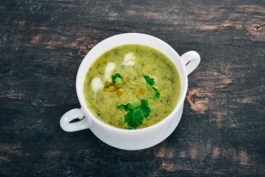 Brokoli ve bezelye ve bir kase sebze çorbası. Sağlıklı gıda. Siyah ahşap arka plan üzerinde. Üstten Görünüm. Metniniz için kopya alanı.