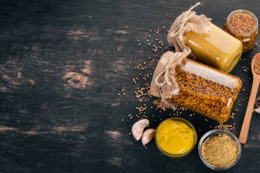 Hardal ve baharat kümesi. Ahşap bir arka plan üzerinde. Üstten Görünüm. Metniniz için kopya alanı.