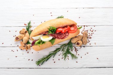 Hamburger, sandviç salam, bıldırcın yumurtası ve kiraz domates. Ahşap bir arka plan üzerinde. Üstten Görünüm. Kopya alanı.