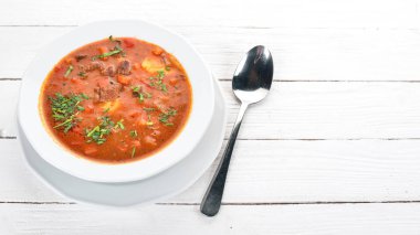 Biftek domates ve taze sebze çorbası. Ahşap bir arka plan üzerinde. Üstten Görünüm. Kopya alanı.