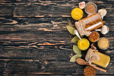 Hardal ve baharat kümesi. Ahşap bir arka plan üzerinde. Üstten Görünüm. Metniniz için kopya alanı.