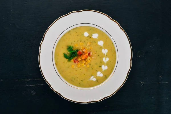 ボウルに野菜とコーンのスープ 健康食品 木製黒地 平面図です テキストのコピー スペース — ストック写真