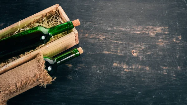 Eine Flasche Alten Rotweins Einer Schachtel Auf Schwarzem Holzgrund Ansicht — Stockfoto