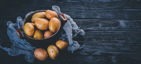 Patatas Crudas Sobre Fondo Madera Negra Cocinar Espacio Libre Para — Foto de Stock