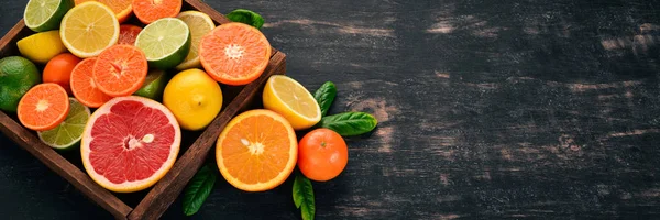木製の箱に柑橘系の果物を盛り合わせ オレンジ タンジェリン グレープ フルーツ レモン 木製の背景 平面図です コピー スペース — ストック写真
