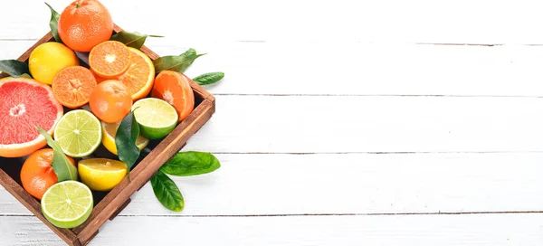 Diverse Citrusvruchten Een Houten Doos Sinaasappel Mandarijn Grapefruit Citroen Een — Stockfoto