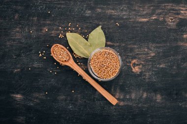 Kuru hardal tahıl. Baharat ahşap arka plan üzerinde. Üstten Görünüm. Metniniz için kopya alanı.