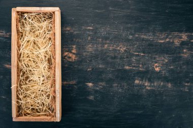 Ahşap kutu şarap veya brendi. Siyah ahşap arka plan üzerinde. Üstten Görünüm. Metniniz için kopya alanı.