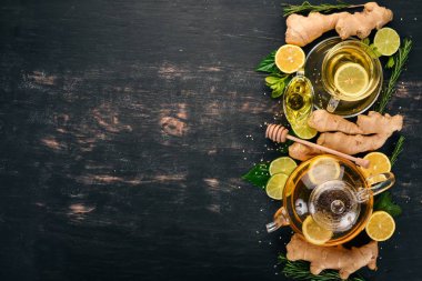 Nane, zencefil ve limon ile çay. Ahşap arka plan üzerinde sıcak bir içecek. Üstten Görünüm. Kopya alanı.