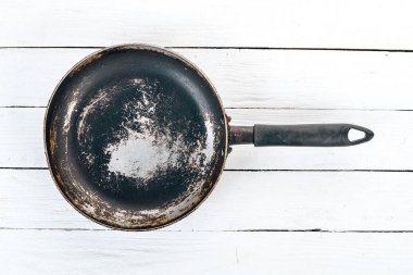 Ahşap arka plan üzerinde eski bir kızartma tavası. Üstten Görünüm. Metniniz için kopya alanı.