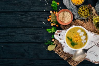 Bir kase taze sebze ile Mısır çorbası. Sağlıklı gıda. Siyah ahşap arka plan üzerinde. Üstten Görünüm. Metniniz için kopya alanı.