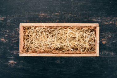 Ahşap kutu şarap veya brendi. Siyah ahşap arka plan üzerinde. Üstten Görünüm. Metniniz için kopya alanı.