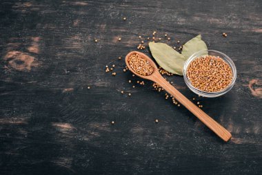 Kuru hardal tahıl. Baharat ahşap arka plan üzerinde. Üstten Görünüm. Metniniz için kopya alanı.