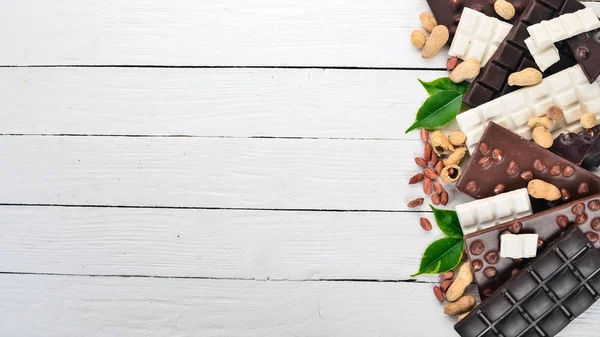 Surtido Chocolate Con Nueces Galletas Cacao Sobre Fondo Madera Blanca —  Fotos de Stock