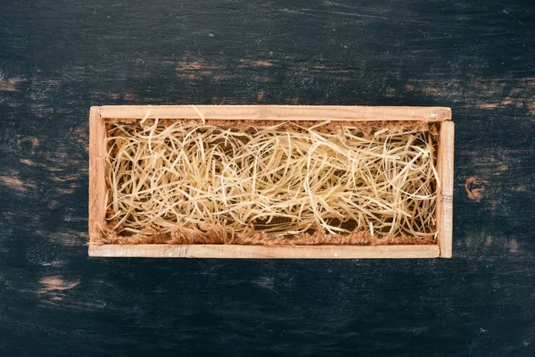 Ahşap kutu şarap veya brendi. Siyah ahşap arka plan üzerinde. Üstten Görünüm. Metniniz için kopya alanı.