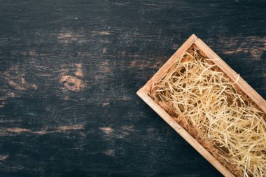 Ahşap kutu şarap veya brendi. Siyah ahşap arka plan üzerinde. Üstten Görünüm. Metniniz için kopya alanı.