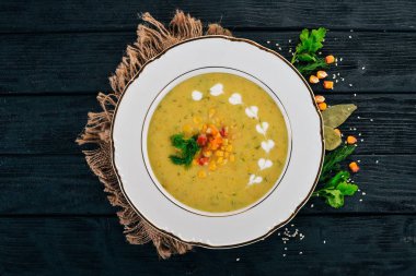 Bir kase taze sebze ile Mısır çorbası. Sağlıklı gıda. Siyah ahşap arka plan üzerinde. Üstten Görünüm. Metniniz için kopya alanı.