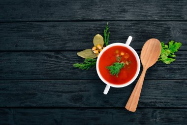 Domates biber ve sebze çorbası. Sağlıklı gıda. Siyah ahşap arka plan üzerinde. Üstten Görünüm. Metniniz için kopya alanı.