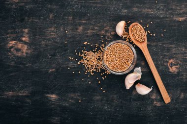 Kuru hardal tahıl. Baharat ahşap arka plan üzerinde. Üstten Görünüm. Metniniz için kopya alanı.