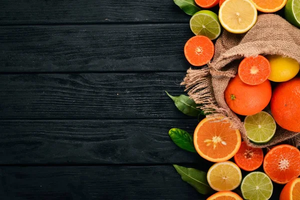 柑橘系の果物のセット オレンジ タンジェリン グレープ フルーツ レモン 木製の背景 平面図です コピー スペース — ストック写真